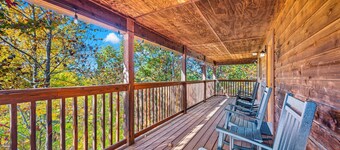 Fall Fun in the Smokies! 2mi to GSMNP Entrance! Hot Tub~Bears~2 Decks~Fast WiFi