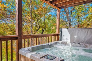 Outdoor spa tub - Cozy & Secluded Retreat~Perfect for Families & Friends~Hot Tub~2 Decks~Fast WiFi (Sevierville)