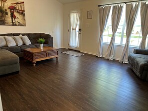 Smart-TV, peis, bøker og musikkbibliotek