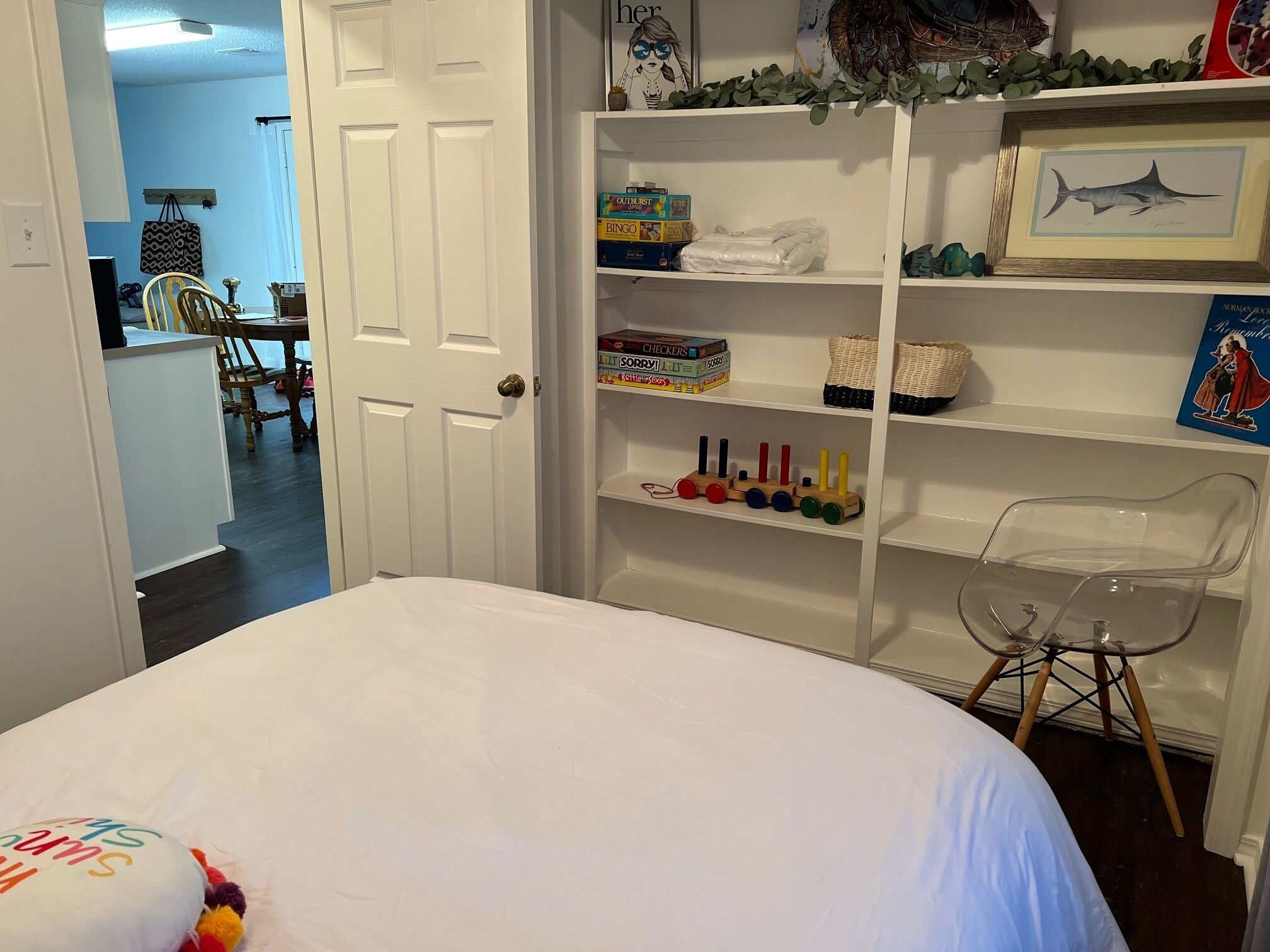 3 makuuhuonetta, tallelokero huoneessa, työpöytä, silitysrauta/-lauta