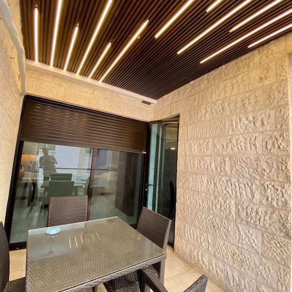 Outdoor dining - Charming 3-Bed Apartment in 7th circle Amman (Amman)