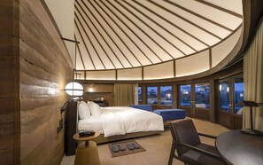 Minibar con artículos gratuitos y escritorio