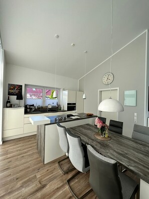 Dining - Holiday Home 'Idyllic Holiday House' with Private Terrace and Wi-Fi (Edewecht)