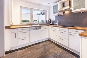 Køleskab, mikrobølgeovn, ovn, kogeplade