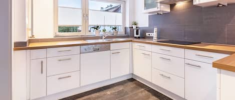 Jääkaappi, mikroaaltouuni, uuni, liesi