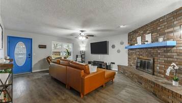 Smart-tv, ett bordtennisbord, böcker och en stereo