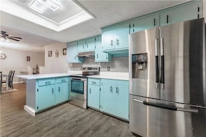 Geladeira, micro-ondas, fogão, cooktop