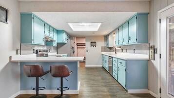 Een koelkast, een magnetron, een oven, een kookplaat