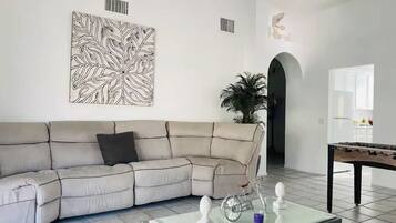 Smart TV, chimenea, futbolito y libros