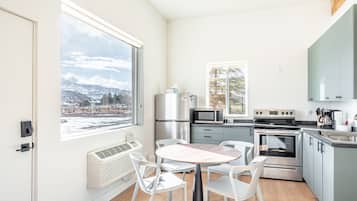 Suite Confort | Cuisine privée | Micro-ondes, cafetière/bouilloire, serviettes en papier