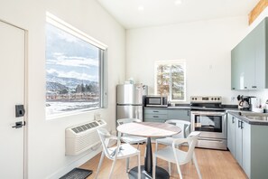 Svit Comfort | Eget kök | Mikrovågsugn, kaffe- och tebryggare och pappersservetter