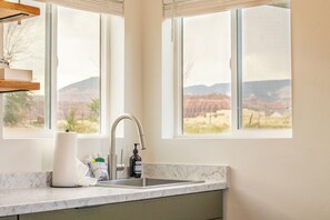 Microwave, coffee/tea maker, paper towels - Casitas at Capitol Reef (Torrey)