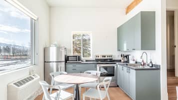Suite Confort | Cocina privada | Microondas, cafetera y tetera y toallas de papel