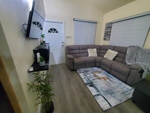 Smart TV - Zen at Phoenix 24hr security- Gated Community
Luxury & comfort in a modern space (Portmore)