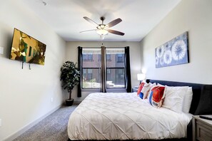 2 bedrooms, down duvets, memory-foam beds, individually decorated - Rooftop Pool with Views-King Beds-Parking 1123 (Scottsdale)