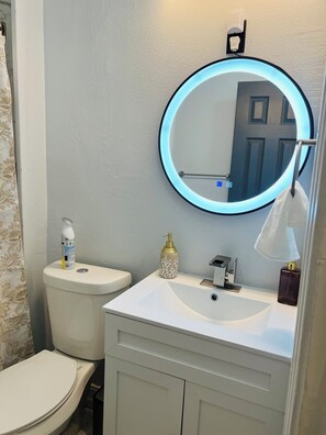 Secadora de cabello, toallas, jabón, papel de baño 