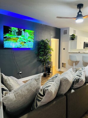 Smart TV - Cozy 3Bdrm Home Close To Orlando Fairgrounds, Downtown and Universal Studios! (Orlando)