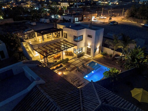Casa Alas. New, Modern, Private Pool, and a Walk to the Beach!