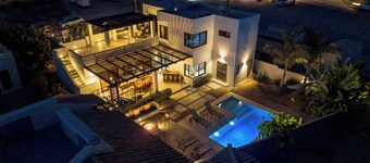 Casa Alas. New, Modern, Private Pool, and a Walk to the Beach!