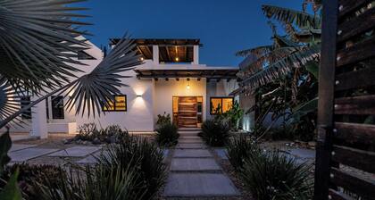 Casa Alas. New, Modern, Private Pool, and a Walk to the Beach!