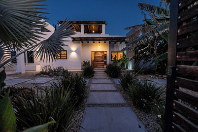 Casa Alas. New, Modern, Private Pool, and a Walk to the Beach!