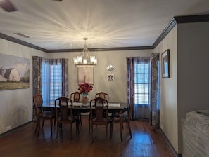 Dining - Big Red Comfortable, welcomes pets, & sleeps 6 (Frankston)
