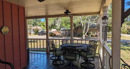 Big Red Comfortable, welcomes pets, & sleeps 6