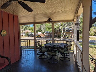 Big Red Comfortable, welcomes pets, & sleeps 6