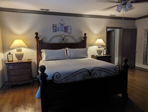 3 bedrooms, iron/ironing board, WiFi, bed sheets - Big Red Comfortable, welcomes pets, & sleeps 6 (Frankston)