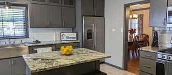 Big Red Comfortable, welcomes pets, & sleeps 6