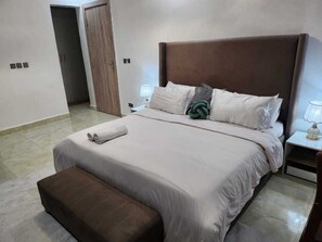 2 chambres, coffre-fort, fer et planche Ă repasser
