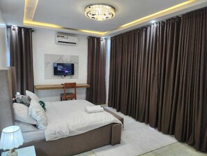 2 bedrooms, in-room safe, iron/ironing board, free WiFi