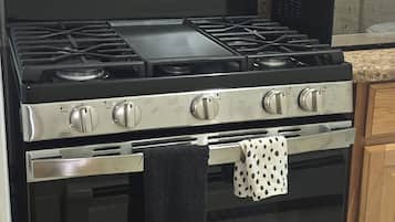 Een koelkast, een magnetron, een oven, een kookplaat