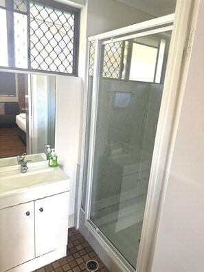 Shower, slippers, towels - Kippa Ring Village Motel (Kippa-Ring)