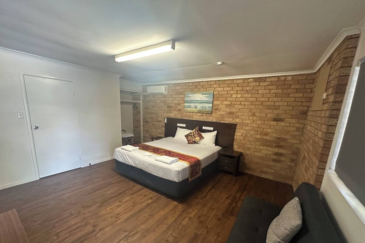 Comfort Room | Iron/ironing board (on request), WiFi (free), bed sheets