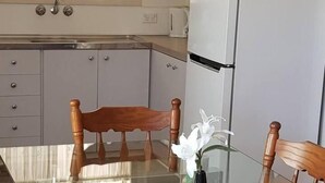 Deluxe-Apartment, 2 Schlafzimmer, Nichtraucher, Erdgeschoss | Essbereich im Zimmer