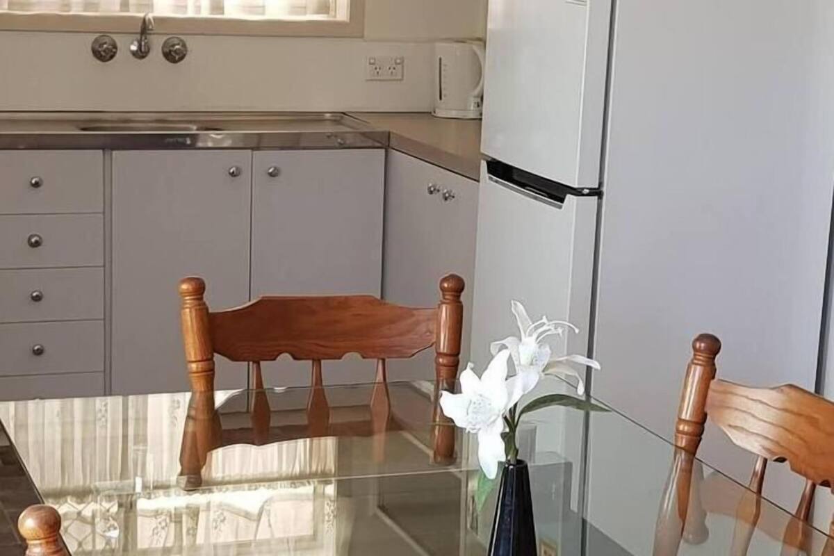 Deluxe Apartment, 2 Bedrooms, Non Smoking, Ground Floor | In-room dining