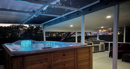 Enjoy a new remodeled house minutes away from Anna Maria Island