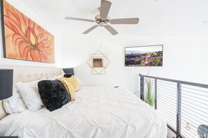 Superior Apartment | 1 bedroom, individually decorated, individually furnished, desk - King Bed - Top Floor 2sty Loft - Parking 4058 (Phoenix)