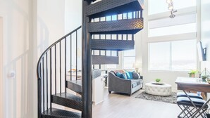 1 habitación, escritorio y espacio para trabajar con laptop 