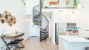 1 habitación, escritorio y espacio para trabajar con laptop 