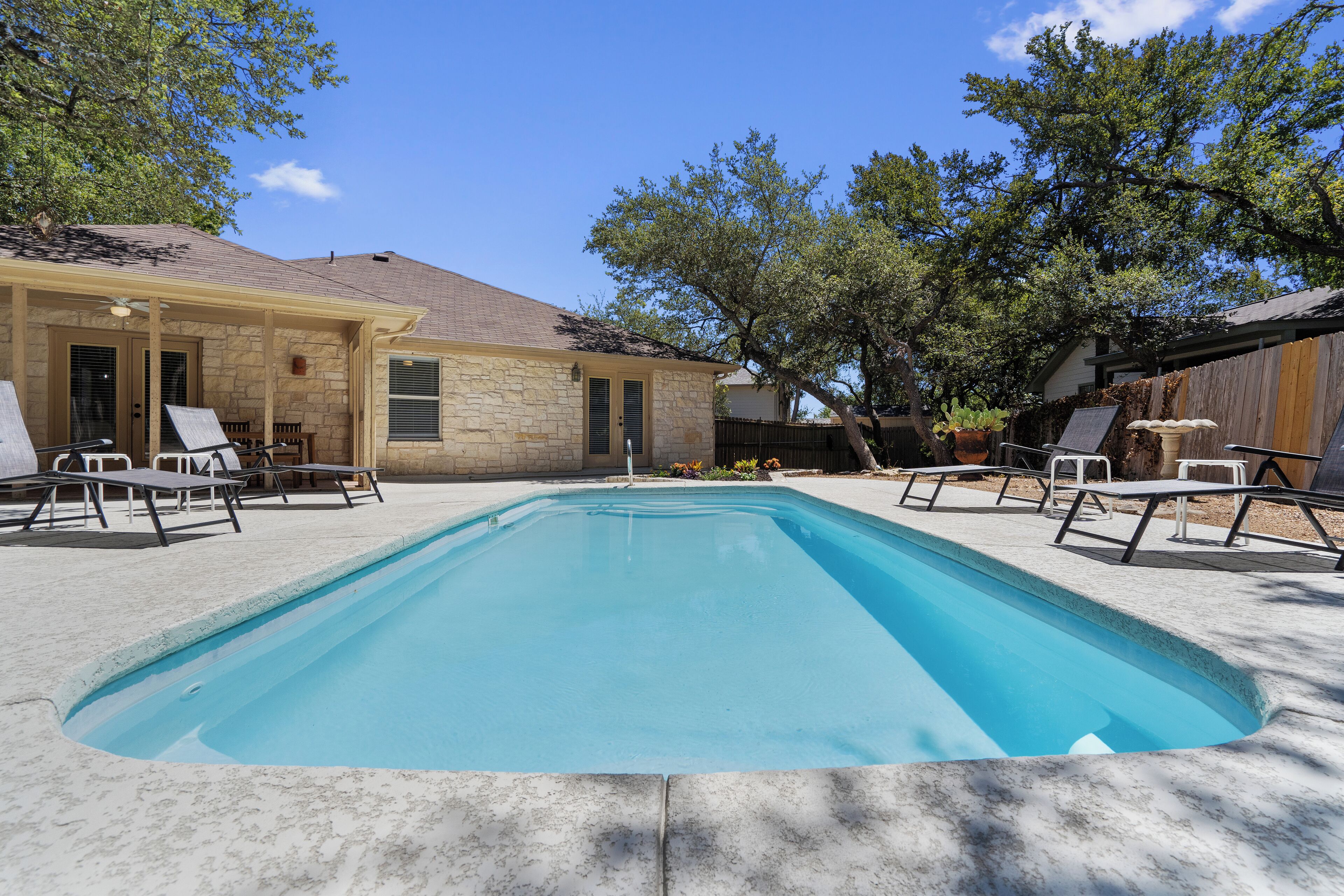 Between Austin and Hill Country - Modern 3 Bedroom House with backyard pool