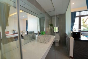 Chambre Luxe | Salle de bain | Douche, douche à « effet pluie », sèche-cheveux, chaussons