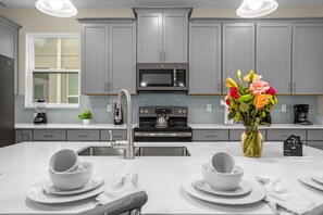 Fridge, microwave, oven, stovetop - Disney Vacation Villa | Pool • BBQ • Resort Clubhouse (Kissimmee)