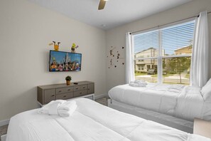 5 bedrooms, iron/ironing board, travel crib, free WiFi - Disney Vacation Villa | Pool • BBQ • Resort Clubhouse (Kissimmee)