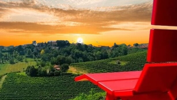 A landscape with terraced fields and a red structure in the foreground. - La Culla Tra I Vigneti - Stanza (Grazzano Badoglio)
