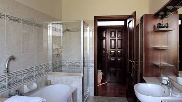 Bañera con ducha, secador de pelo, toallas