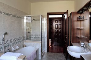 Combined shower/bathtub, hair dryer, towels - La Culla Tra I Vigneti - Stanza (Grazzano Badoglio)