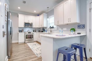 Fridge, microwave, oven, stovetop - 6026 Rookery 3 Deja Blue  Beach Cottage With 2 Pools (Gulf Shores)