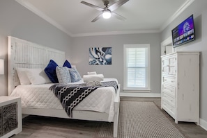 3 bedrooms, desk, iron/ironing board, Internet